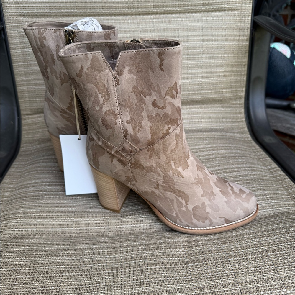 Tan Heeled Boots with Chunky Heel and Ankle Height